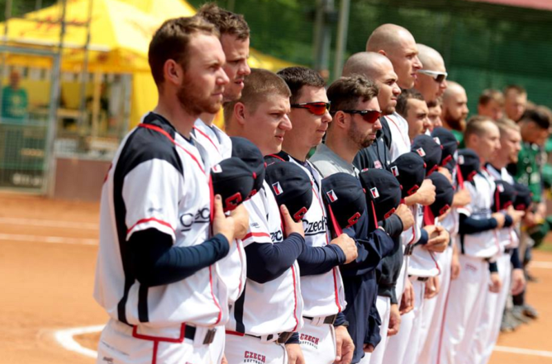 Čeští softballisté při hymně. 