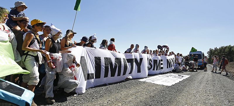 Aktivisté z hnutí Limity jsme my před uhelným dolem Bílina.