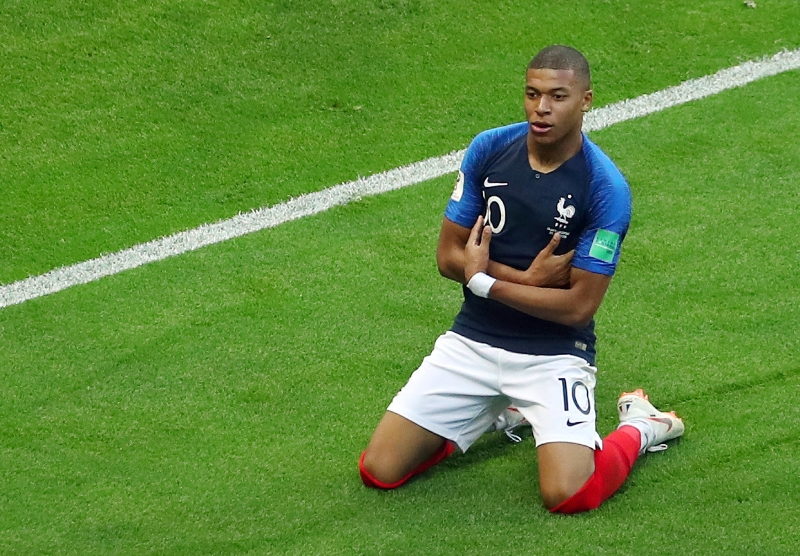 Kylian Mbappé věnuje všechny vydělané peníze z MS na charitu. Kylian Mbappé věnuje všechny vydělané peníze z MS na charitu.