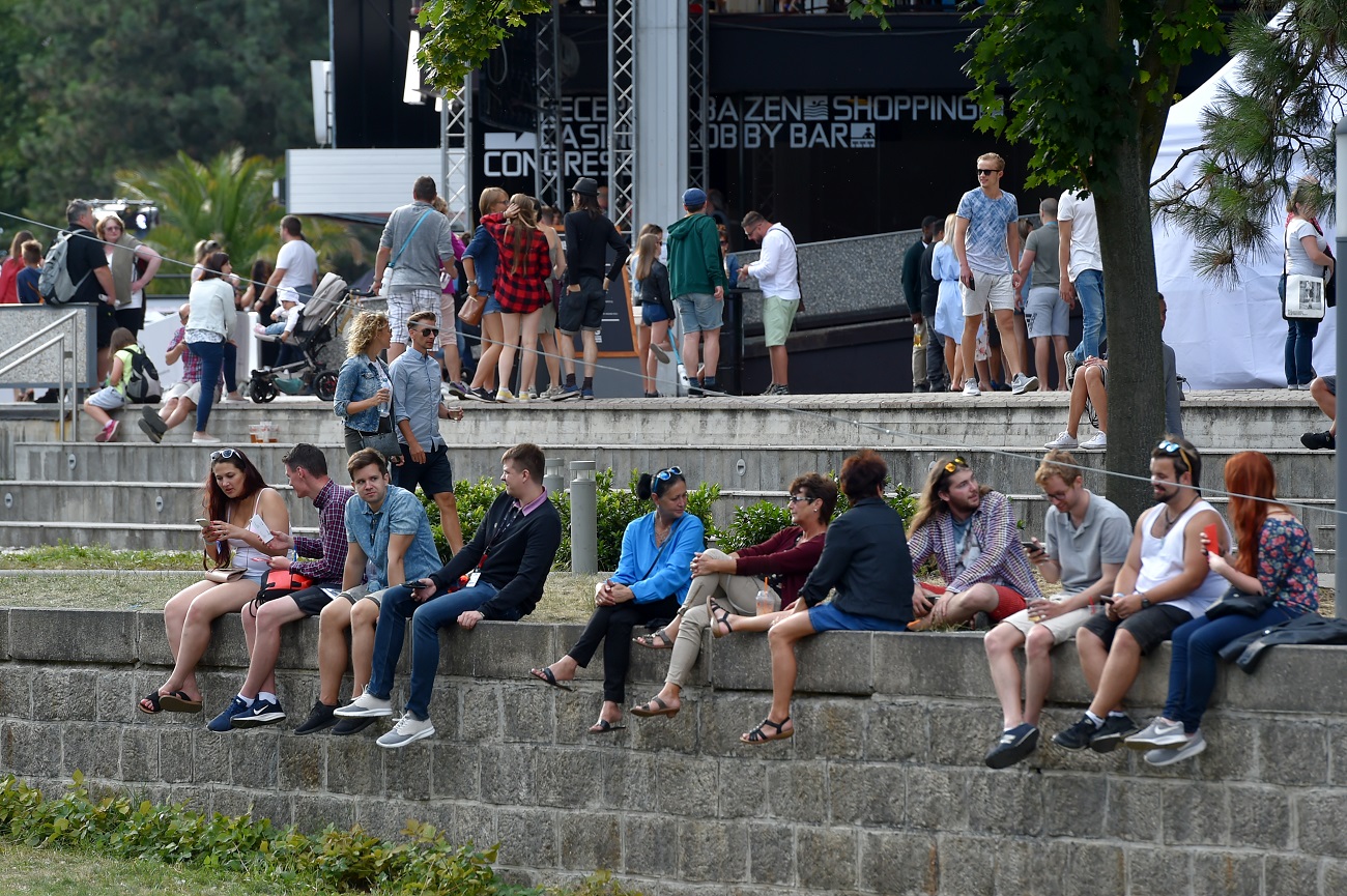 Návštěvníci filmového festivalu v Karlových Varech. 