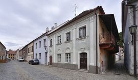 Na snímku z 27. června 2018 je pohled na částečně zrekonstruovaný rohový dům na pomezí ulic Stinná a Leopolda Pokorného.