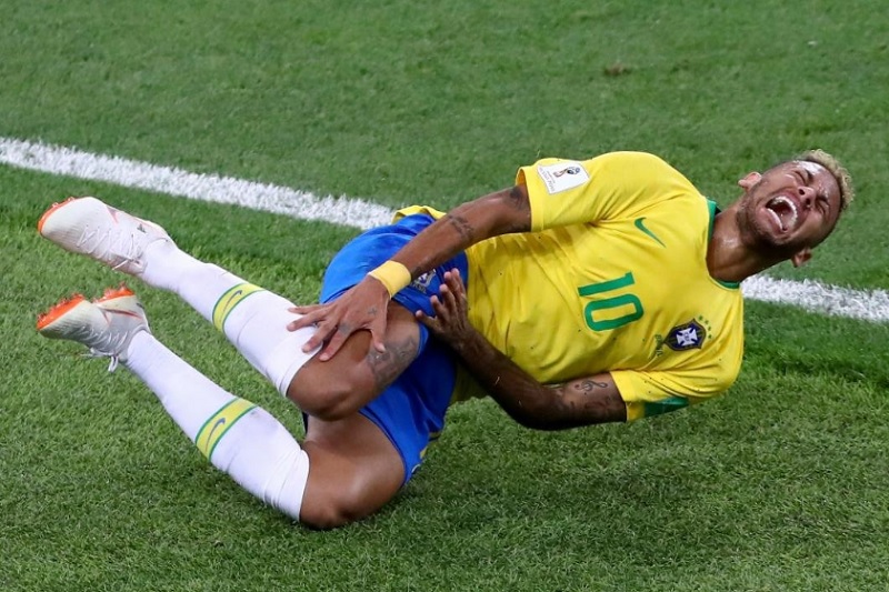 Brazilský útočník Neymar dotáhl Brazílii k postupu. Svůj výkon však pokazil zbytečným simulováním.