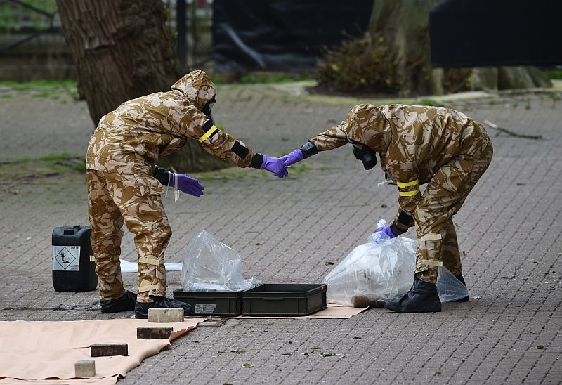 Britští vyšetřovatelé ohledávají místo činu v Salisbury. Britští vyšetřovatelé ohledávají místo činu v Salisbury.