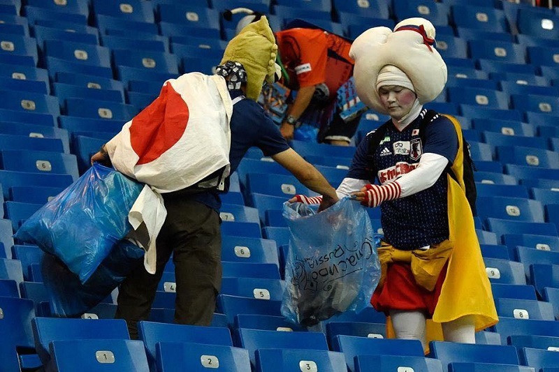 Japonští fanoušci po sobě opět uklidili nepořádek na tribunách. Skvělé gesto předvedli i hráči.