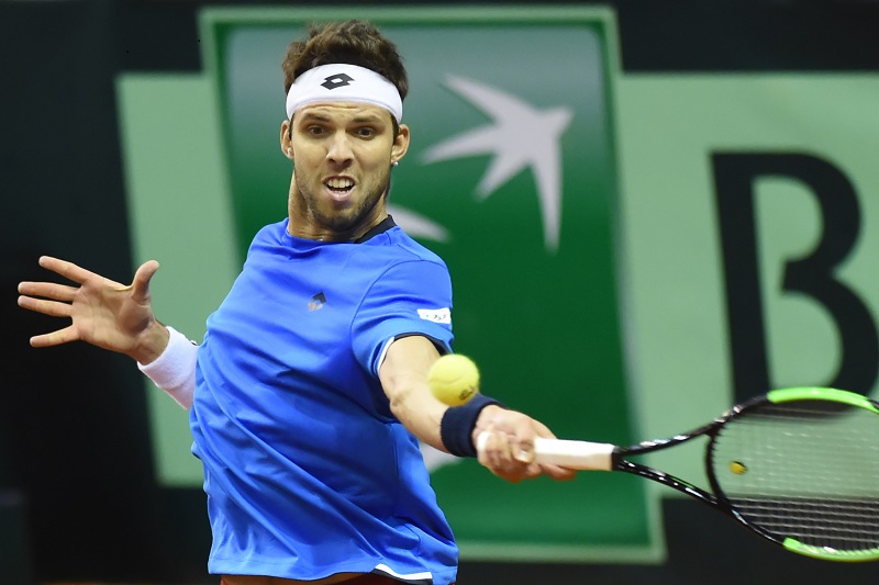 Jiří Veselý neprošel přes druhé kolo Wimbledonu a s turnajem se loučí. Jiří Veselý neprošel přes druhé kolo Wimbledonu a s turnajem se loučí.