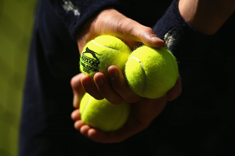 Zaměstnanci filipínské továrny, v níž se vyrábějí míčky pro Wimbledon, pracují v nelidských podmínkách. Zaměstnanci filipínské továrny, v níž se vyrábějí míčky pro Wimbledon, pracují v nelidských podmínkách.