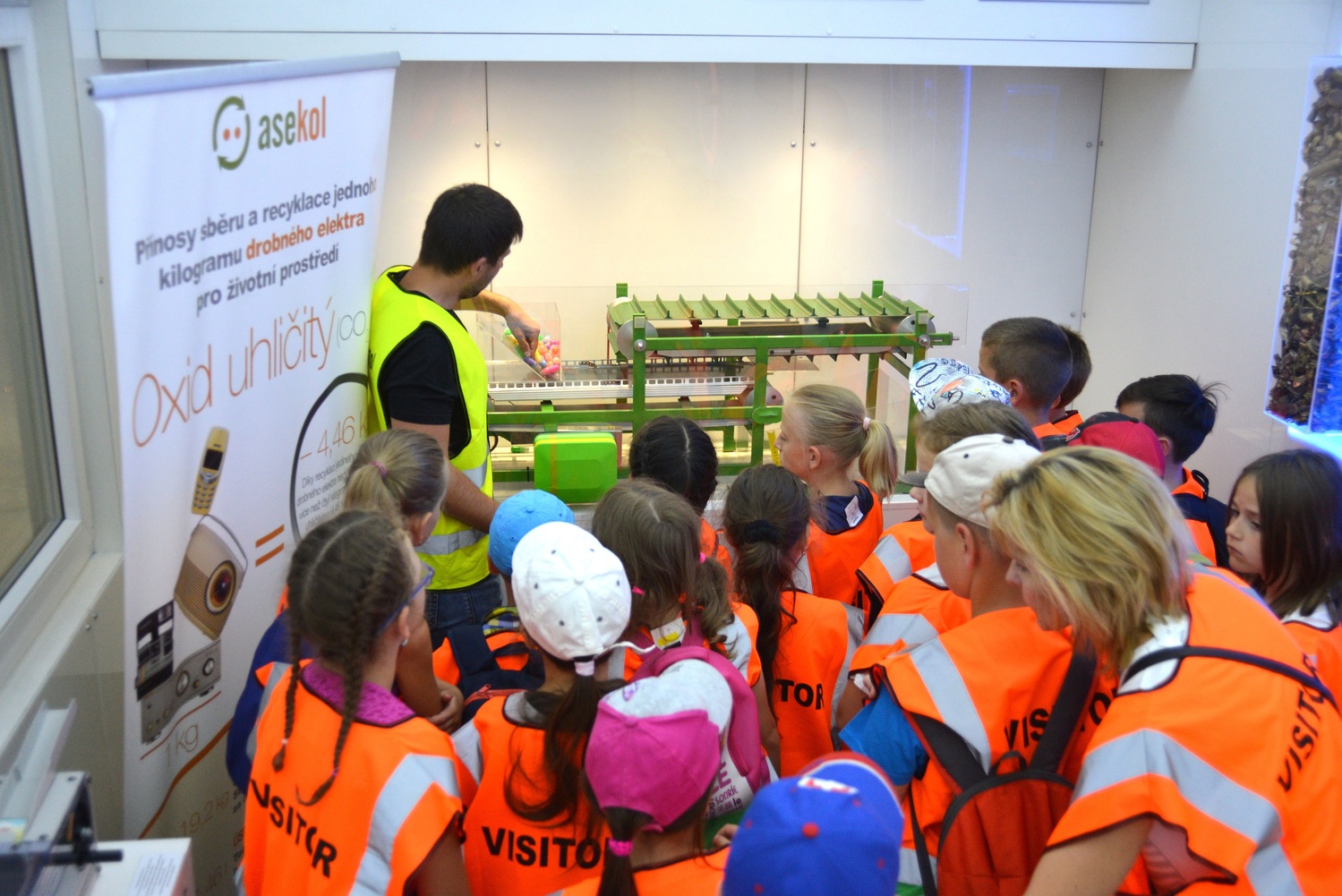 Děti uspořily recyklací 40 bazénů vody. Děti uspořily recyklací 40 bazénů vody.