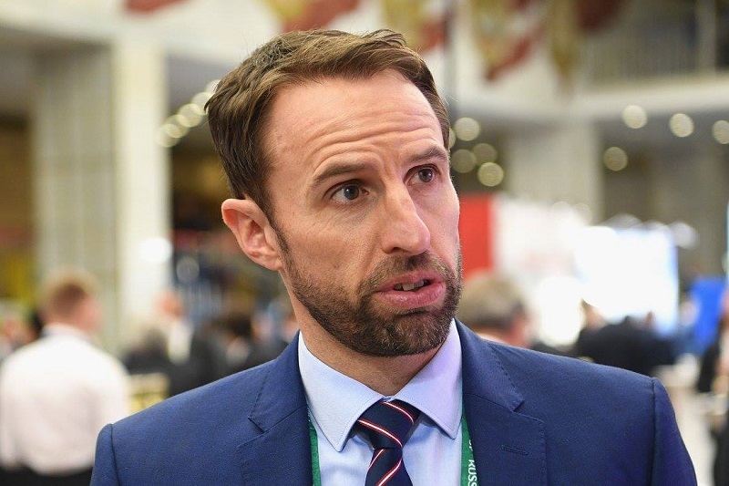 Anglický trenér Gareth Southgate slaví postup do čtvrtfinále MS.