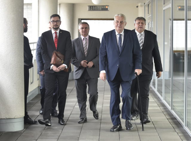 Zleva: Jiří Ovčáček, Vratislav Mynář, Miloš Zeman, Stanislav Mišák. Zleva: Jiří Ovčáček, Vratislav Mynář, Miloš Zeman, Stanislav Mišák.