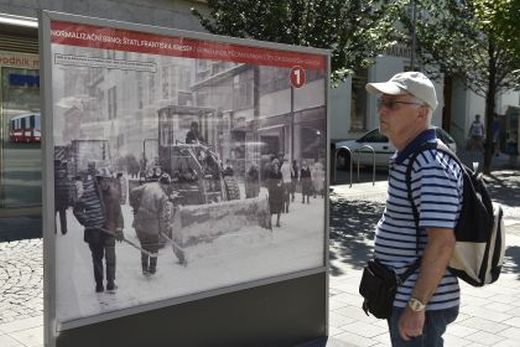 Pod širým nebem začala výstava Normalizační Brno.