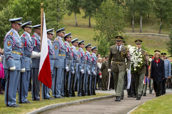 Lidé, vojsko a představitelé státu uctili 24. června 2018 památku obyvatel obce Ležáky na Chrudimsku v původním místě této osady vyhlazené nacisty v roce 1942. 