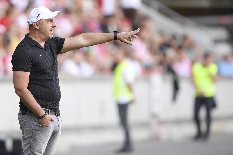 Jindřich Trpišovský při utkání s Bratislavou v Edenu. Jindřich Trpišovský při utkání s Bratislavou v Edenu.