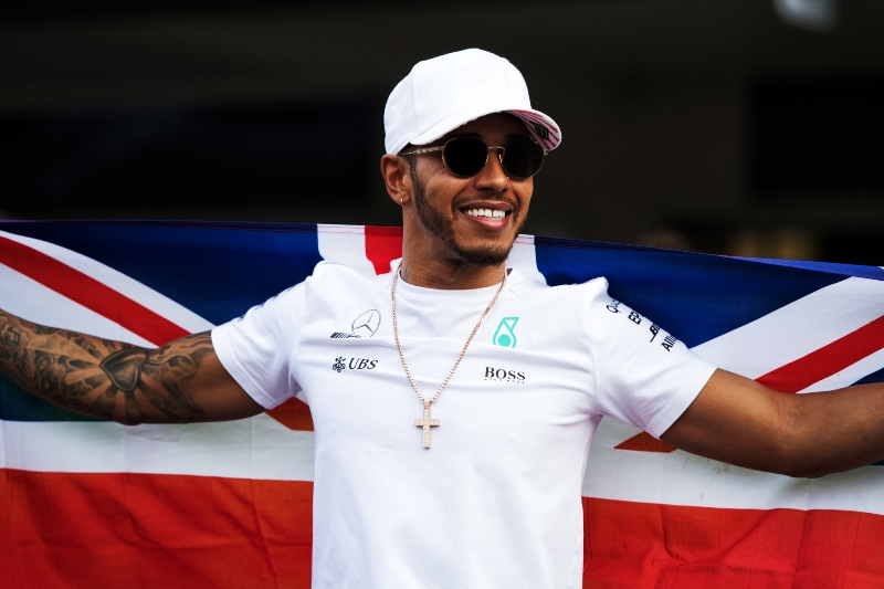 Závodník formule 1 Lewis Hamilton. 