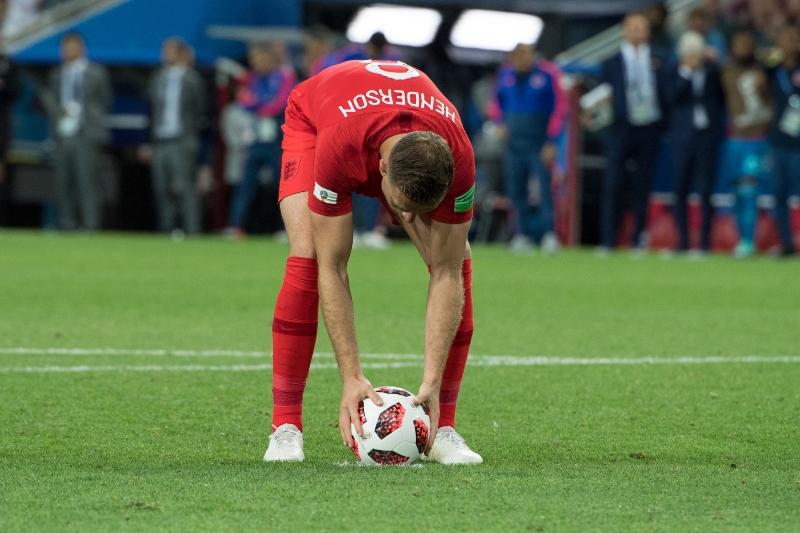 Fotbalista Jordan Henderson před osmifinálovou penaltou. 