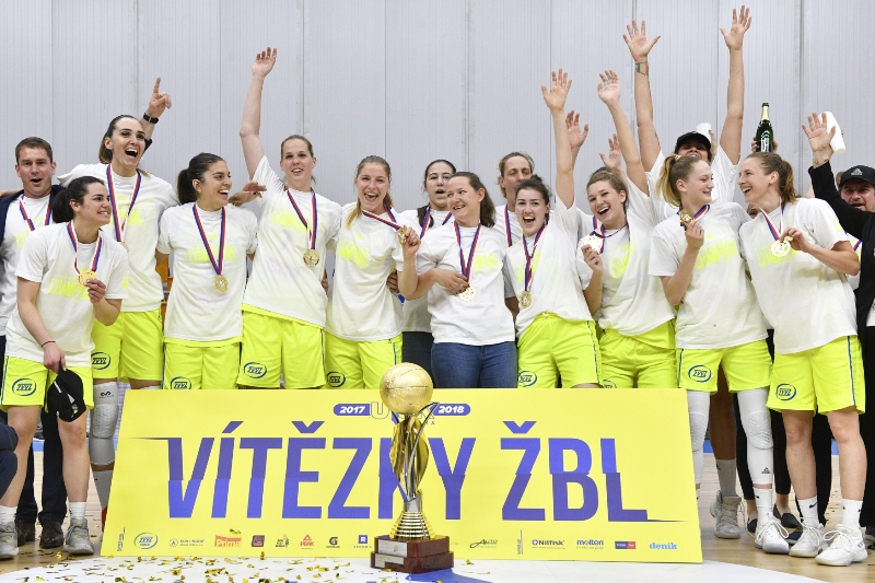 Basketbalistky USK po zisku mistrovského titulu. 