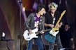 Zleva kytaristé Ronnie Wood a Keith Richards, kteří předvedli fantastický výkon. (FOTO: Vít Šimánek)