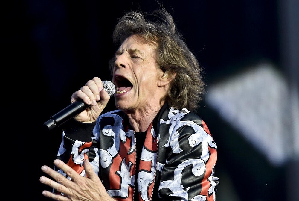Zpěvák Mick Jagger sršil nevyčerpatelnou energií. "Ahoj Praho, to je krásná letní noc," hlaholil česky. (FOTO: Šimánek Vít). 