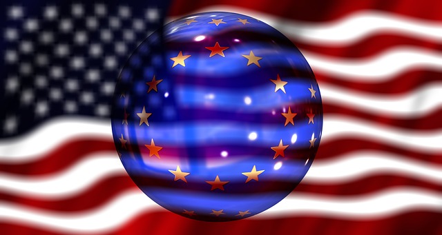 Vlajky EU a USA. (Ilustrační koláž). Vlajky EU a USA. (Ilustrační koláž).