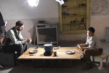Herci Petr Vaněk (vlevo) a Petr Kotlár v hlavní roli chlapce Josky při natáčení celovečerního filmu Nabarvené ptáče.
