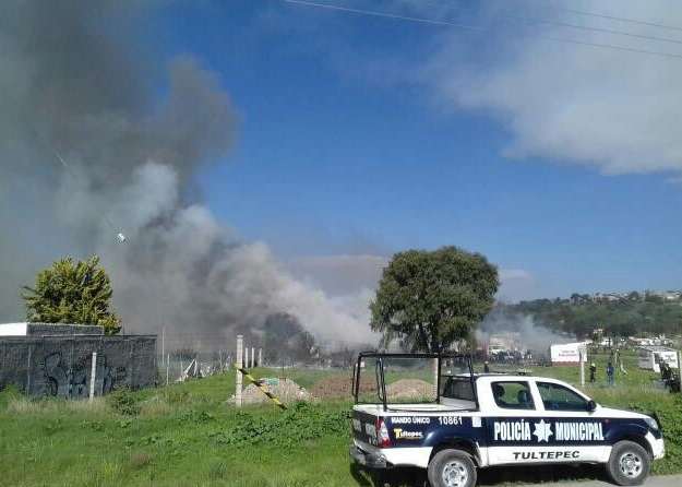 Nejméně dvanáct mrtvých po explozi v továrně na pyrotechniku. Nejméně dvanáct mrtvých po explozi v továrně na pyrotechniku.