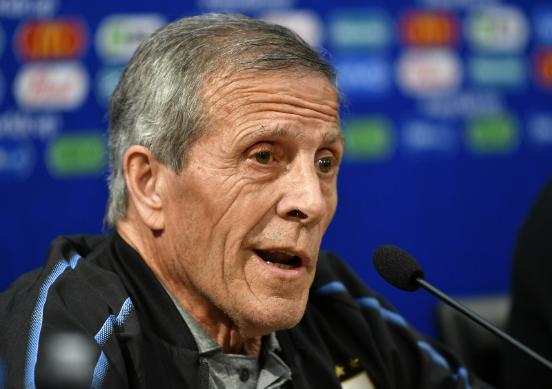 Kouč Óscar Tábarez neřekl, zda bude Cavani bude hrát čtvrtfinále či nikoliv.