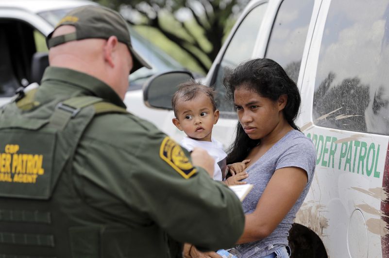 USA provedou DNA testy u asi 3000 dětí odebraných migrantům. USA provedou DNA testy u asi 3000 dětí odebraných migrantům.