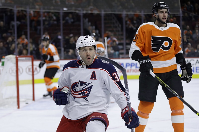 Boone Jenner v zápase s Philadelphií Flyers.