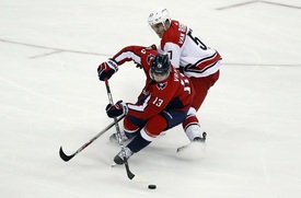 Trevor van Riemsdyk v souboji s českým útočníkem Jakubem Vránou.