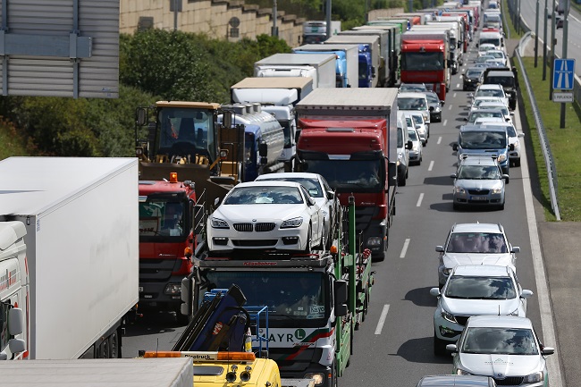 O víkendu hrozí při cestě do ciziny dopravní zácpy.
