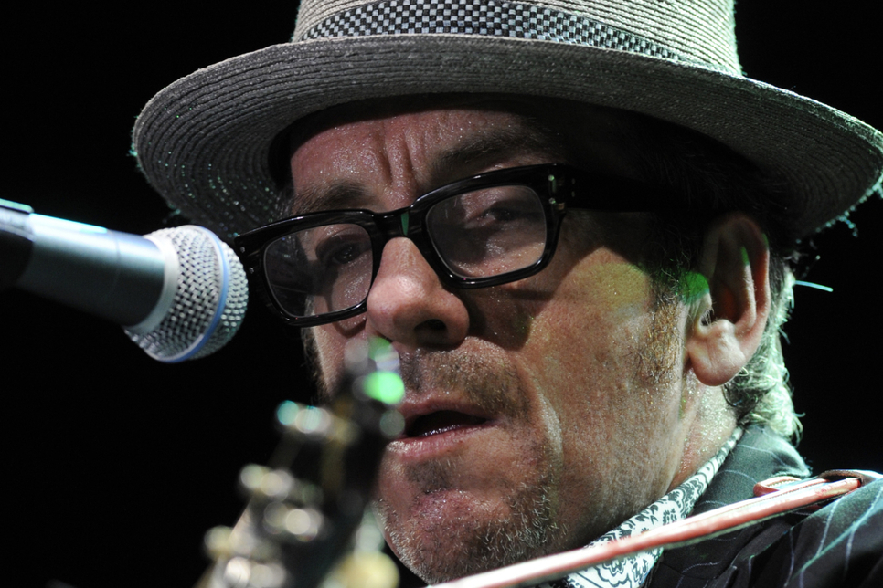 Hudebník Elvis Costello. 