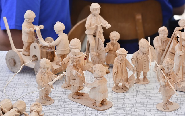 Řezbáři vyráběli figurky a předměty do společného mezinárodního betléma.