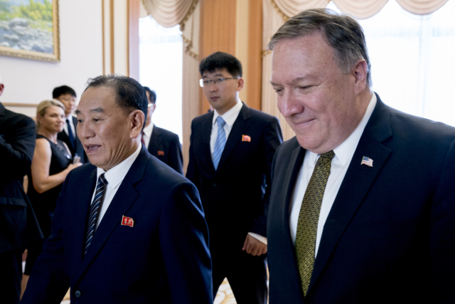 Mike Pompeo (vpravo) při jednání v KLDR.