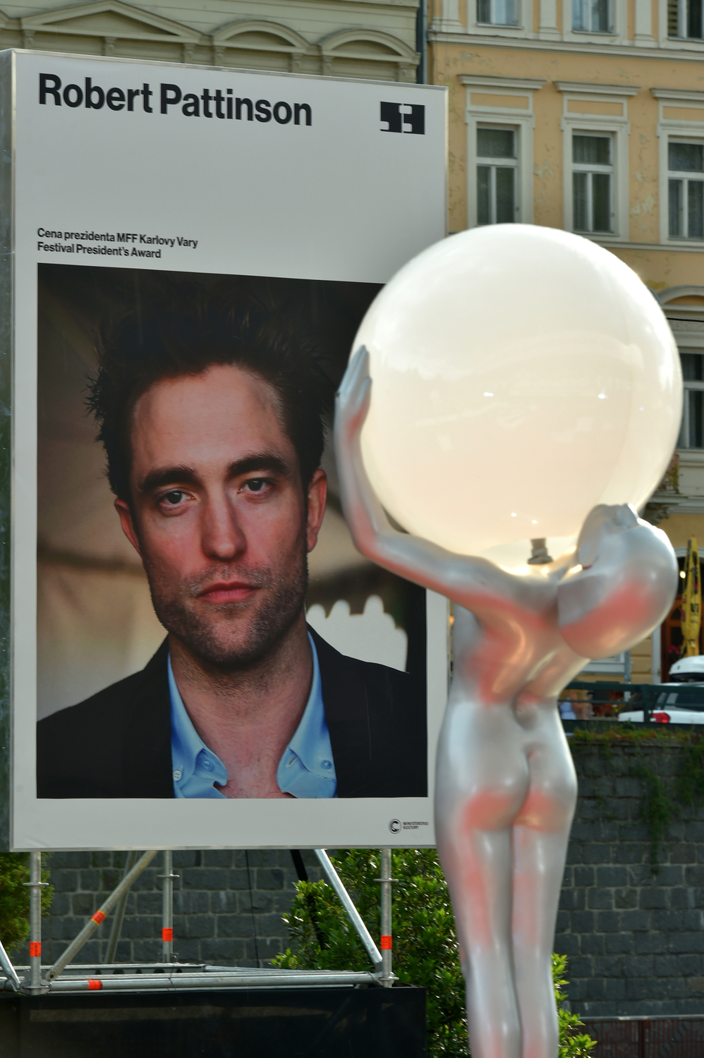 Do varů přijel Robert Pattinson, uvede film a dostane cenu.