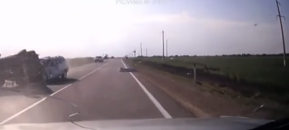 Záběr z kamery, který pořídil protijedoucí automobil. 