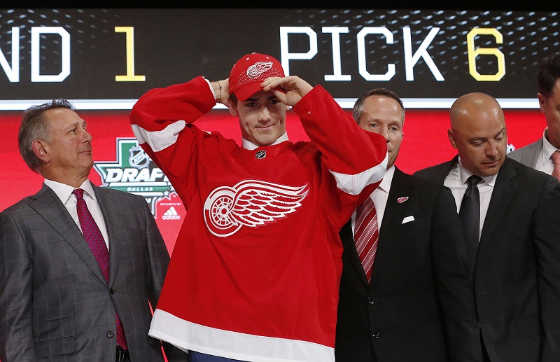 Filip Zadina na draftu NHL s představiteli Detroitu.