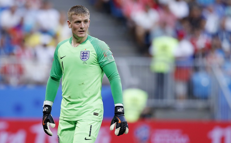 Anglický brankář Jordan Pickford v zápase se Švédskem.