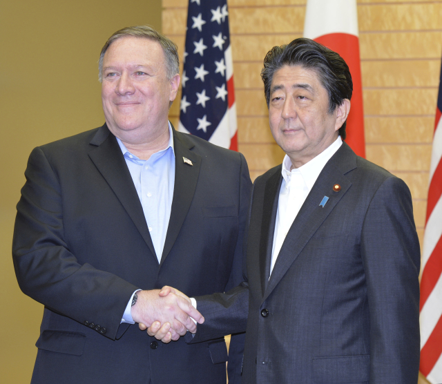 Mike Pompeo (vlevo) a Šinzó Abé. Mike Pompeo (vlevo) a Šinzó Abé.