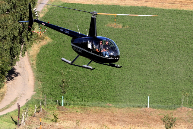 Stroj Robinson R44 (ilustrační foto). 