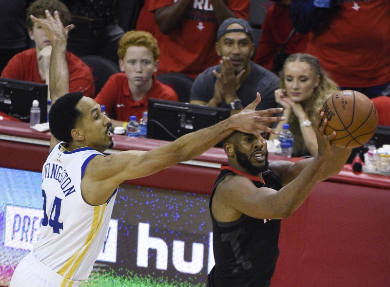Chis Paul (vpravo) si vydělá za čtyři roky víc než hvězdný LeBron James.