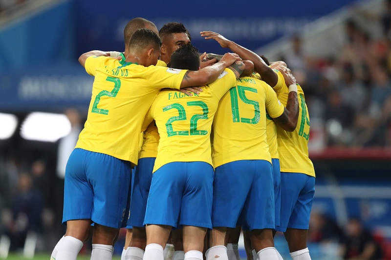Brazilské fotbalisty přivítal po příletu domů potlesk. Brazilské fotbalisty přivítal po příletu domů potlesk.