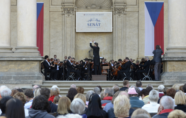 Symfonický orchestr hl. m. Prahy FOK ve Valdštejnské zahradě v Praze.