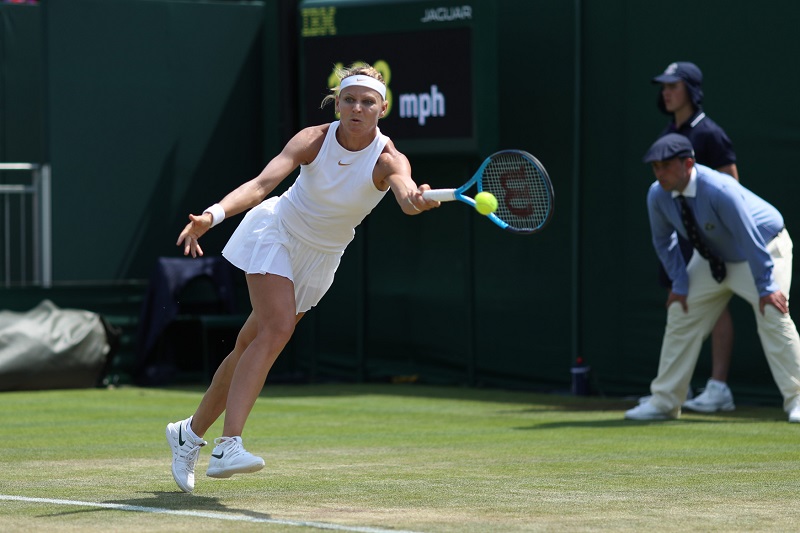  Lucie Šafářová s Američankou Bethanií Mattekovou-Sandsovou postoupily do čtvrtfinále Wimbledonu.