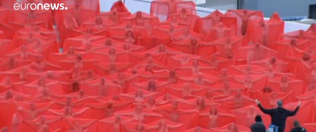 Na snímky pózovalo asi 500 naháčů.