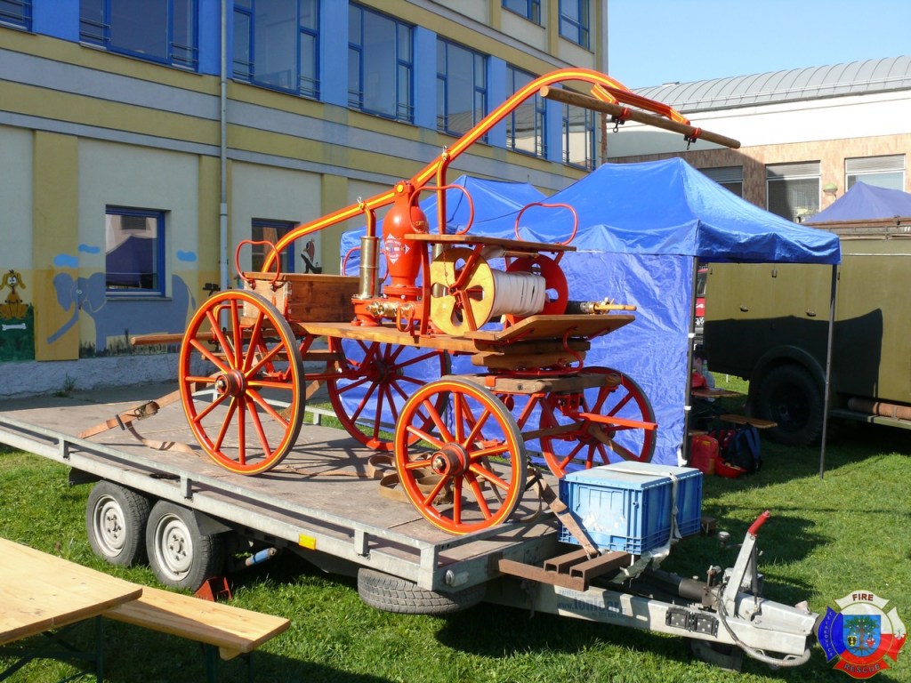 Historická hasičská stříkačka z 19. století po rekonstrukci.