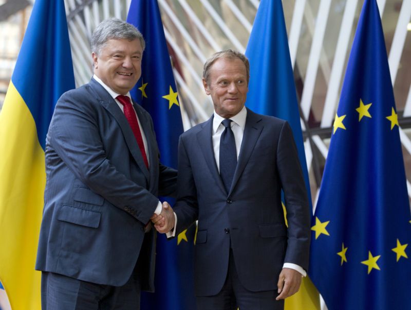 Předseda Evropské rady Donald Tusk (vpravo) a ukrajinský prezident Petro Porošenko. Předseda Evropské rady Donald Tusk (vpravo) a ukrajinský prezident Petro Porošenko.
