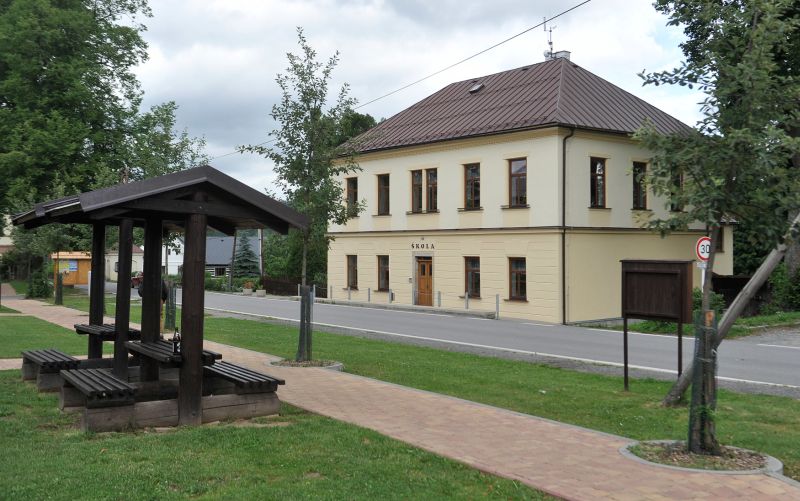Škola v obci Křižánky.