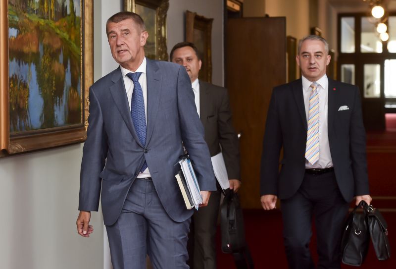 Premiér Andrej Babiš (vlevo) a předseda Českomoravské konfederace odborových svazů Josef Středula (vpravo). Premiér Andrej Babiš (vlevo) a předseda Českomoravské konfederace odborových svazů Josef Středula (vpravo).
