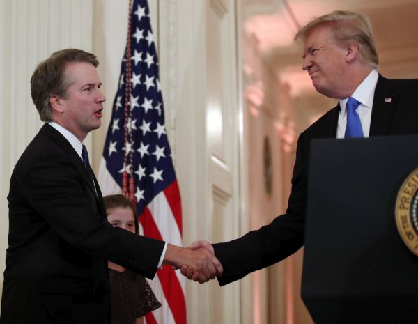 Americký prezident Donald Trump (vpravo) a Brett Kavanaugh (vlevo).