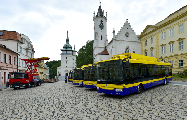 Na Zámeckém náměstí, kam nevedou troleje, převzalo město Teplice 10. července 2018 pět nových parciálních trolejbusů.