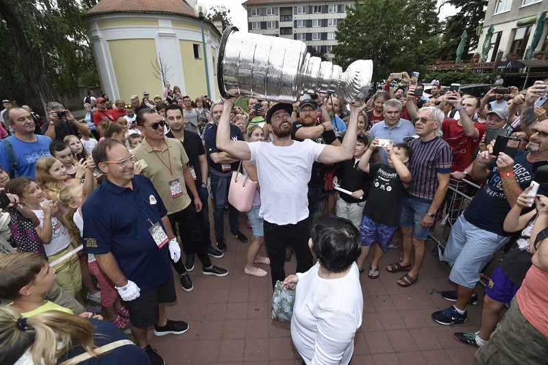 Obránce Michal Kempný dovezl do rodného města slavnou trofej.